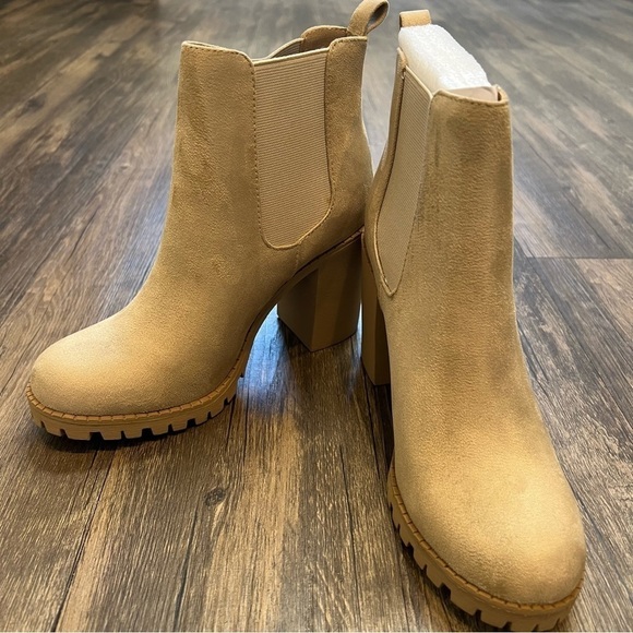 NWT Women’s Soda Glove Ankle Boot w/Lug Sole Elastic Gore Chunky Heels Size 8.5 - Picture 4 of 10